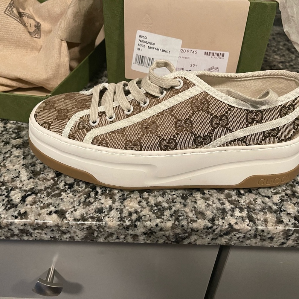 Gucci Beige GG Canvas Low-Top Sneaker with Cream Trim Women Size 39+/9-9.5